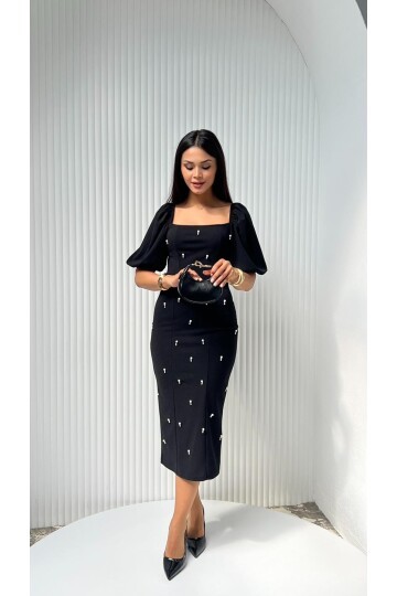 3622-SİYAH TAŞ DETAY KARE YAKA ELBİSE