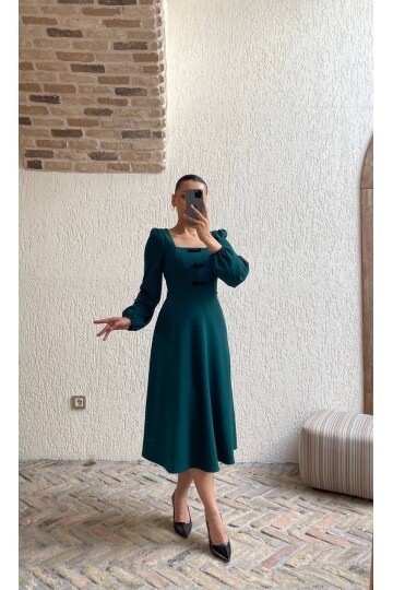 3630-ZÜMRÜT KADİFE FİYONK DETAY ELBİSE