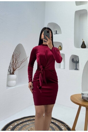 3648-BORDO KADİFE ÖNDEN BAĞLAMALI KISA ELBİSE