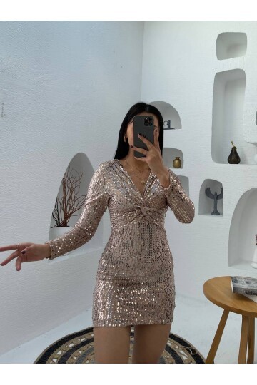 3649-BEJ ÖNÜ BÜZGÜ DETAY KISA PUL PAYET ELBİSE