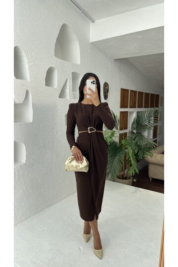 3655-KAHVERENGİ YANLARI AÇIK GOLD TOKA DETAYLI ELBİSE