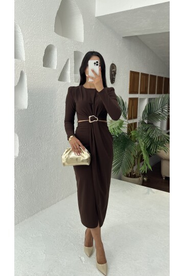 3655-KAHVERENGİ YANLARI AÇIK GOLD TOKA DETAYLI ELBİSE