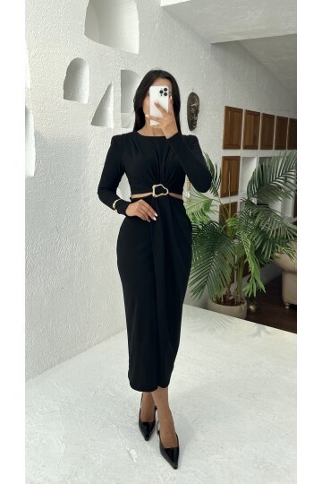 3655-SİYAH YANLARI AÇIK GOLD TOKA DETAYLI ELBİSE