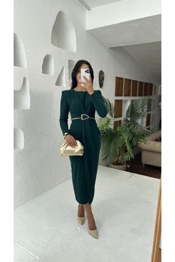 3655-ZÜMRÜT YANLARI AÇIK GOLD TOKA DETAYLI ELBİSE