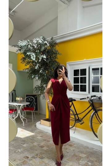 3698-BORDO ÖNÜ BÜZGÜLÜ ELBİSE