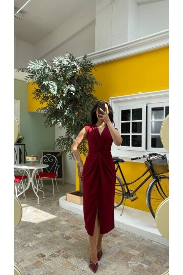 3698-BORDO ÖNÜ BÜZGÜLÜ ELBİSE