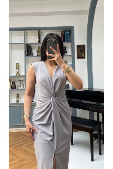 3698-GRİ ÖNÜ BÜZGÜLÜ ELBİSE