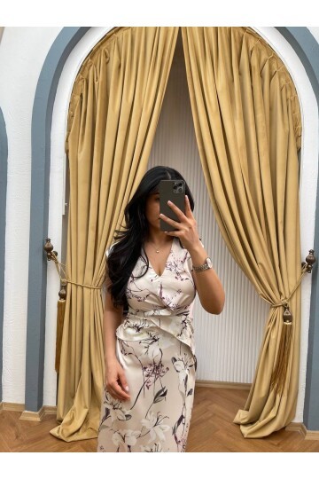 3710-BEYAZ SATEN DETAY ELBİSE