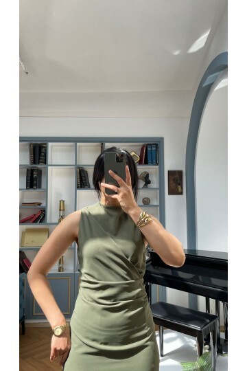 3714-HAKİ YANLARI DRAPELİ ELBİSE