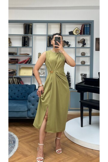 3718-HAKİ ASİMETRİK BROŞLU ELBİSE
