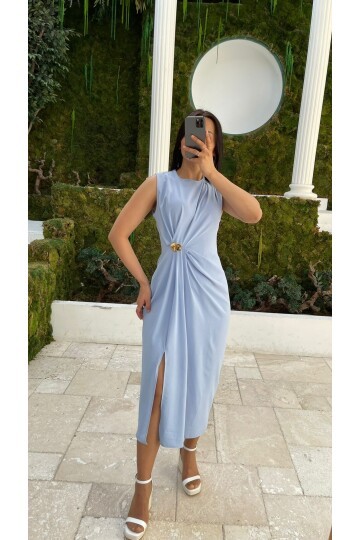 3718-MAVİ ASİMETRİK BROŞLU ELBİSE