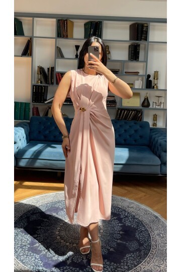 3718-PUDRA ASİMETRİK BROŞLU ELBİSE