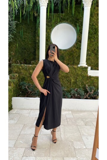 3718-SİYAH ASİMETRİK BROŞLU ELBİSE