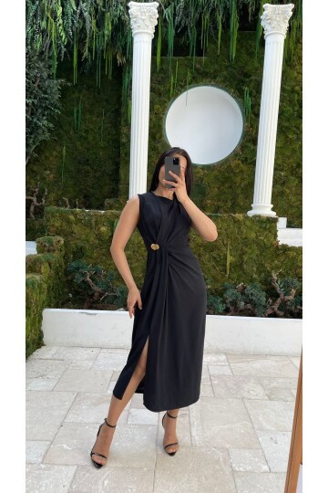 3718-SİYAH ASİMETRİK BROŞLU ELBİSE
