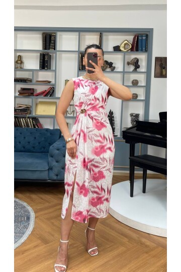 3736-PEMBE ÇİÇEK DESEN BROŞLU ELBİSE