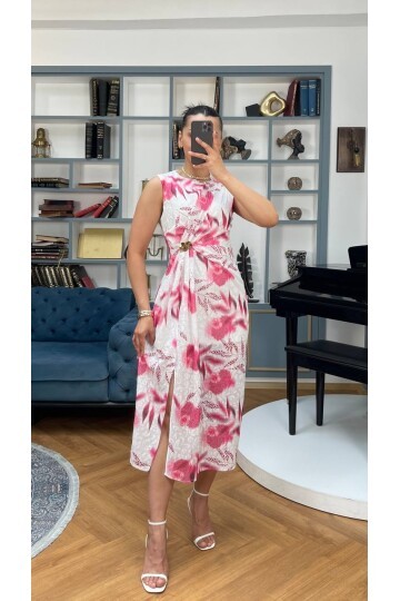 3736-PEMBE ÇİÇEK DESEN BROŞLU ELBİSE