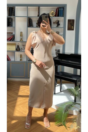 3746-BEJ OMUZLARI TOKA DETAY ELBİSE