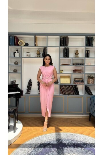 3755-PEMBE BÖBREK PENCERELİ TOKALI ELBİSE