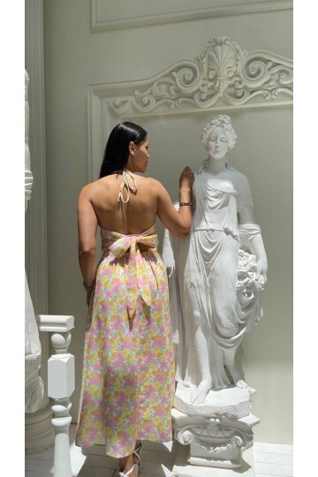 3783-SARI ARKASI BAĞLAMALI ÇİÇEKLİ ELBİSE