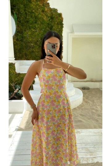 3783-SARI ARKASI BAĞLAMALI ÇİÇEKLİ ELBİSE