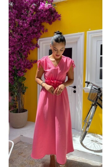 3798-PEMBE GÜL BROŞ DETAY ELBİSE