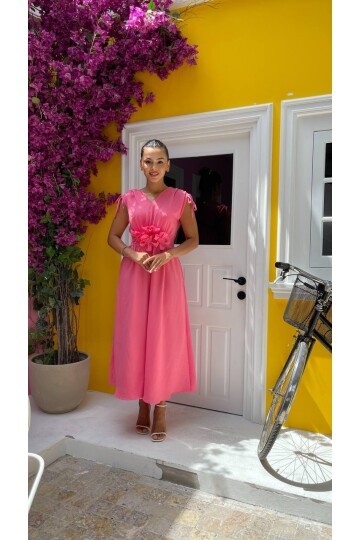 3798-PEMBE GÜL BROŞ DETAY ELBİSE