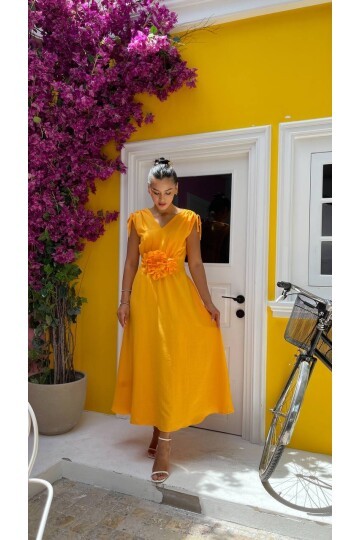 3798-TURUNCU GÜL BROŞ DETAY ELBİSE