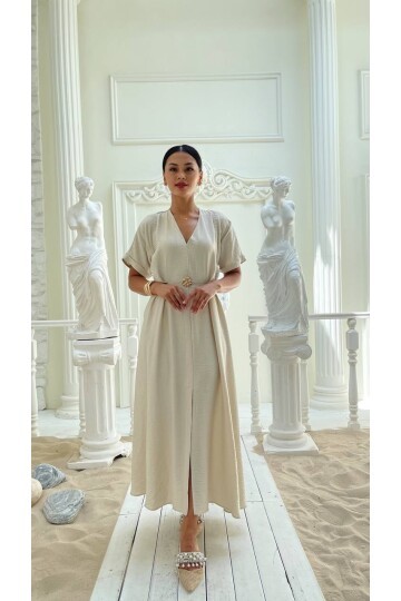 3799-BEJ BROŞLU ÖNÜ YIRTMAÇLI ELBİSE