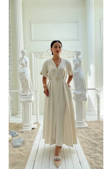 3799-BEJ BROŞLU ÖNÜ YIRTMAÇLI ELBİSE