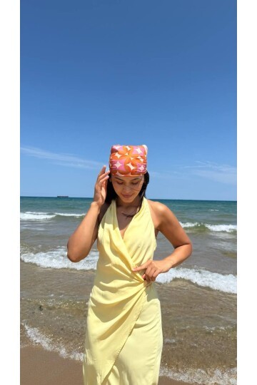 3803-SARI DERİN GÖĞÜS DEKOLTELİ TOKALI ELBİSE