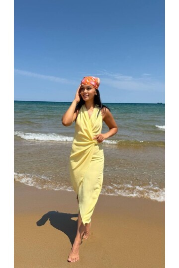 3803-SARI DERİN GÖĞÜS DEKOLTELİ TOKALI ELBİSE