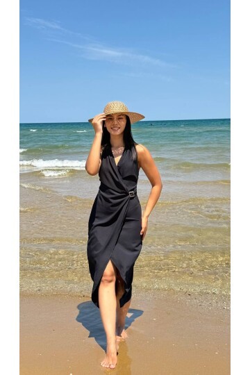 3803-SİYAH DERİN GÖĞÜS DEKOLTELİ TOKALI ELBİSE