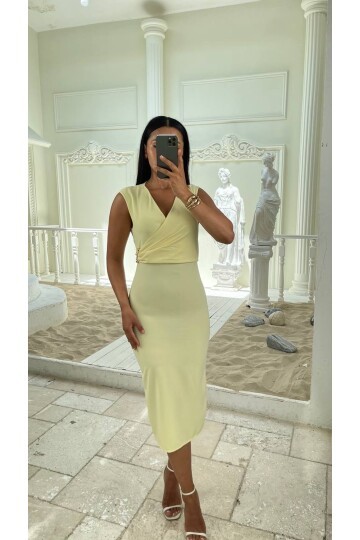 3806-SARI ANVELOK DETAY BROŞLU ELBİSE