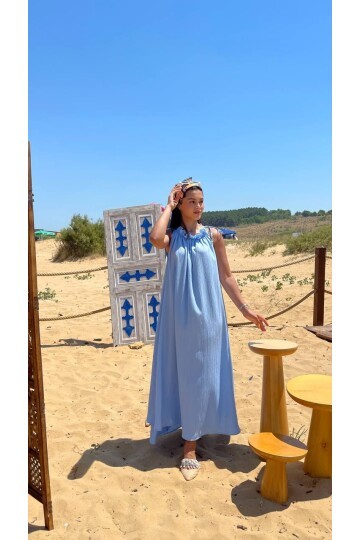 3807-MAVİ HALTER YAKA KRİNKIL KUMAŞ ELBİSE