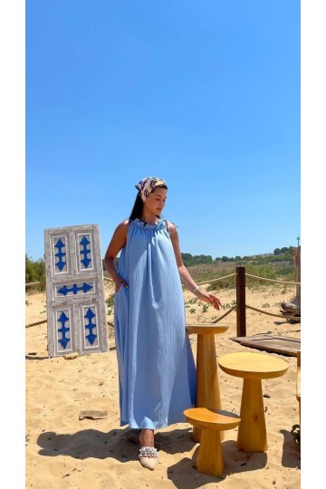 3807-MAVİ HALTER YAKA KRİNKIL KUMAŞ ELBİSE