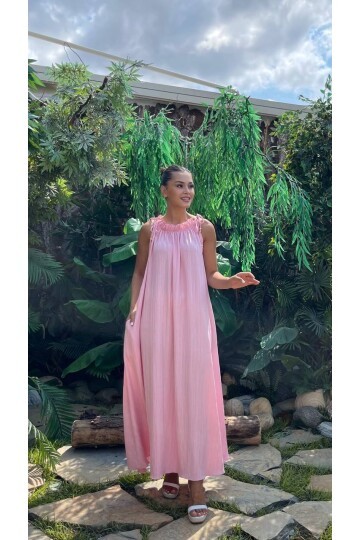 3807-PEMBE HALTER YAKA KRİNKIL KUMAŞ ELBİSE