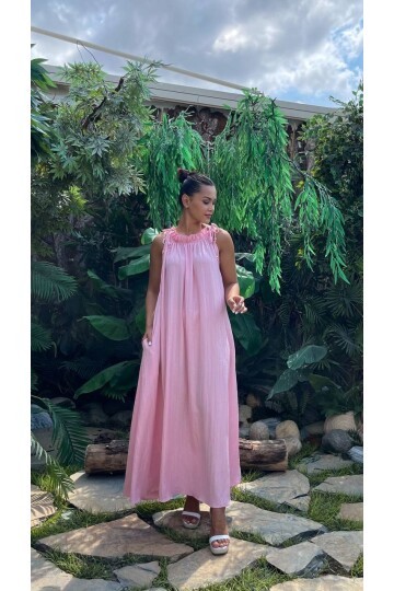 3807-PEMBE HALTER YAKA KRİNKIL KUMAŞ ELBİSE