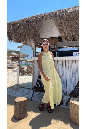 3807-SARI HALTER YAKA KRİNKIL KUMAŞ ELBİSE