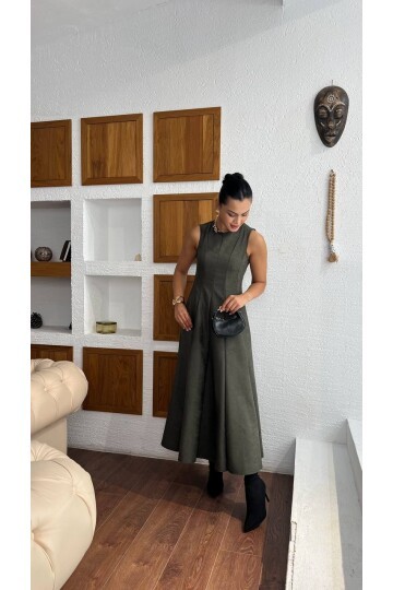 3825-HAKİ SÜET KUMAŞ SIFIR KOL KİLOŞ ELBİSE