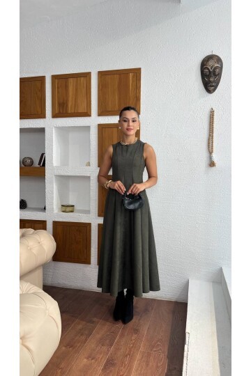 3825-HAKİ SÜET KUMAŞ SIFIR KOL KİLOŞ ELBİSE