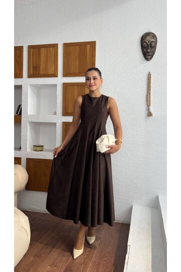 3825-KAHVERENGİ SÜET KUMAŞ SIFIR KOL KİLOŞ ELBİSE
