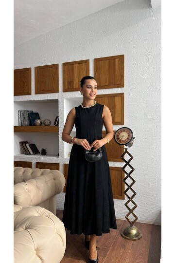 3825-SİYAH SÜET KUMAŞ SIFIR KOL KİLOŞ ELBİSE