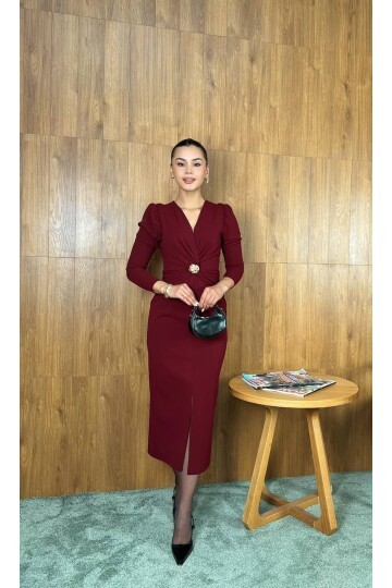 3830-BORDO GÖĞÜS ALTI DRAPELİ BROŞLU ELBİSE
