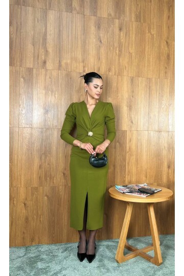 3830-OLİV GÖĞÜS ALTI DRAPELİ BROŞLU ELBİSE
