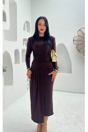 3833-KAHVERENGİ ÖNÜ DRAPELİ SANDY KUMAŞ ELBİSE