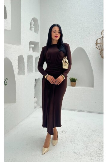 3833-KAHVERENGİ ÖNÜ DRAPELİ SANDY KUMAŞ ELBİSE