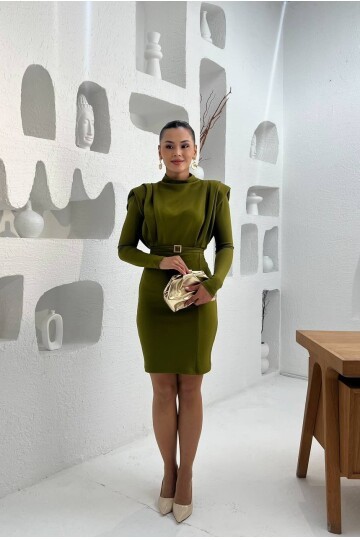 3838-OLİV BALIKÇI YAKA KARE TOKA KEMERLİ KISA ELBİSE