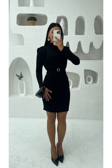 3838-SİYAH BALIKÇI YAKA KARE TOKA KEMERLİ KISA ELBİSE