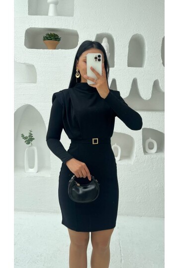 3838-SİYAH BALIKÇI YAKA KARE TOKA KEMERLİ KISA ELBİSE