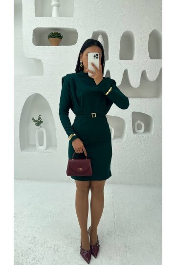 3838-ZÜMRÜT BALIKÇI YAKA KARE TOKA KEMERLİ KISA ELBİSE